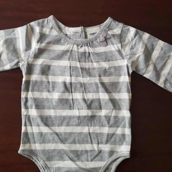 4 Oshkosh B'gosh long sleeve bodysuits - Picture 5 of 5